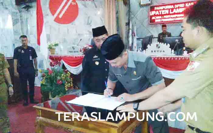 Ketua DPRD-Wabup Lampung Utara Tandatangani Program Pembentukan Perda 2017