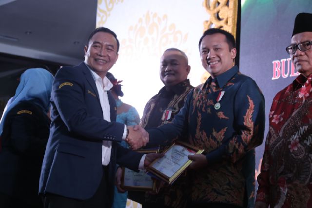 Gubernur Ridho Terima Penghargaan Pembina Karang Taruna Terbaik 2016