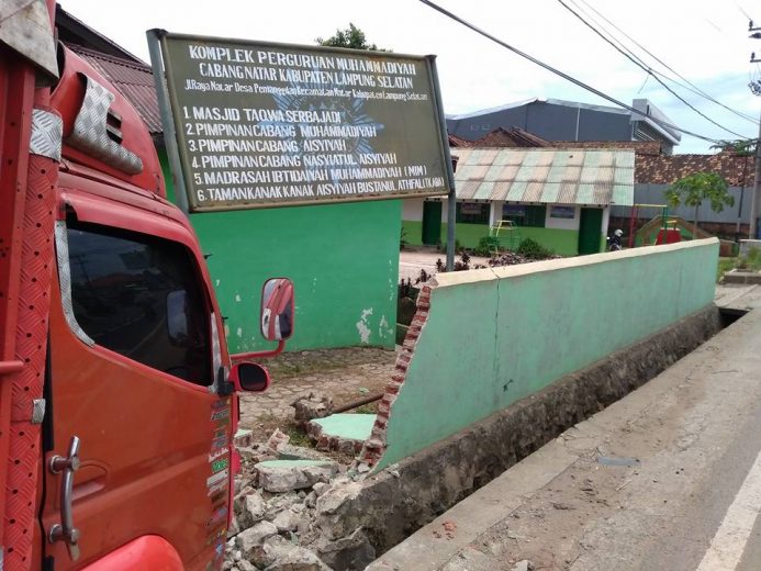 Sopir Mengantuk, Truk Tabrak Pagar Sekolah