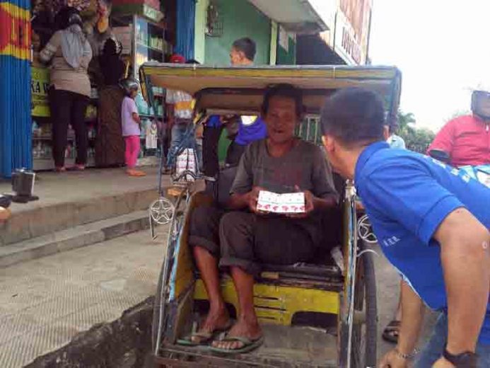 Pilkada Lampura, Para Relawan Aprozi Alam Bergerilya Rebut Simpati