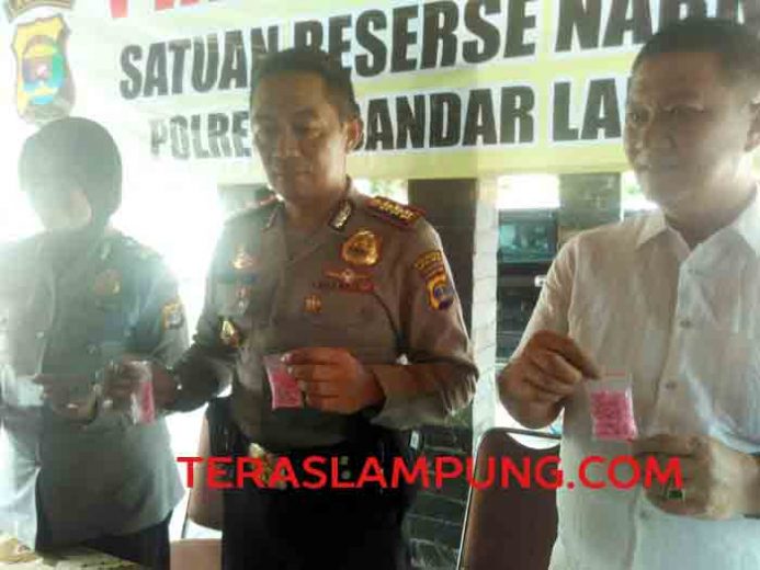Ruang Kerja Kadisnaker Bandarlampung Digerebek, Polisi Temukan Plastik Sabu Bekas Pakai, Bong, dan Airsoftgun