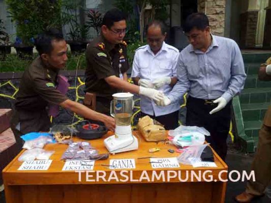 Kejari Bandarlampung Musnahkan BB Narkoba, Senpi Ilegal, dan Pipa Gading