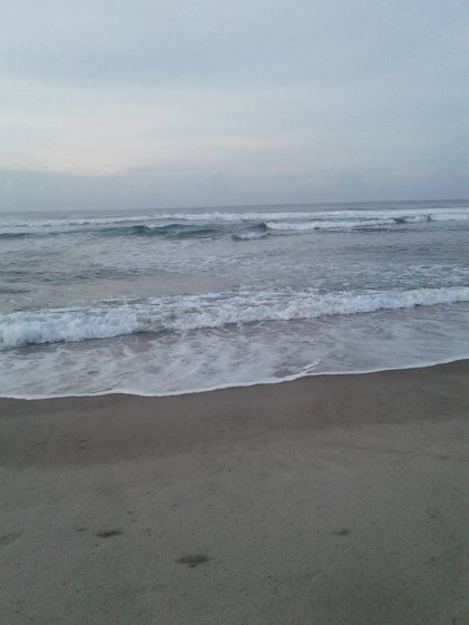 Angin Kencang dan Gelombang Besar Landa Pesisir Barat