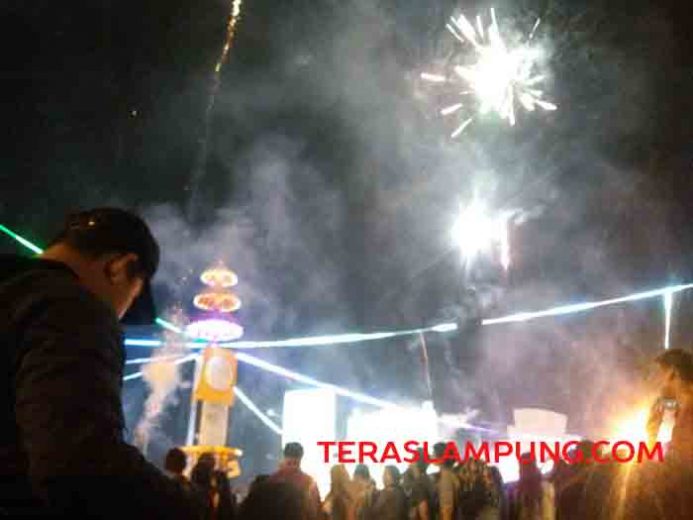 Tentang Lonceng, Terompet, dan Kembang Api Akhir Tahun