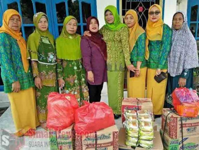 PKK dan PAC Muslimat Pasir Sakti Bantu Sembako Korban Angin Puting Beliung