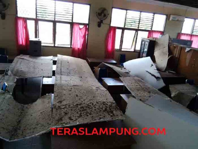 Plafon Dinas PU Lampura Ambrol saat Ruang Kosong