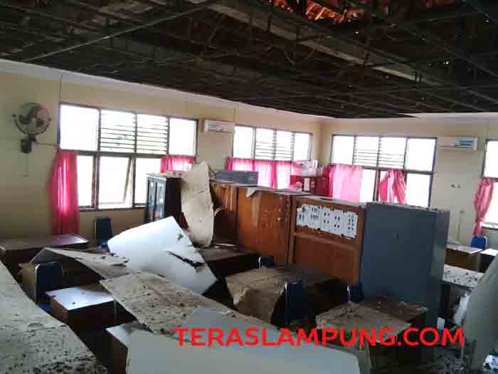 Plafon di Ruang Kantor Dinas PU Lampung Utara Ambrol