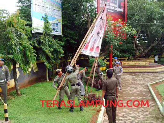 Satpol PP Lampung Utara Bersihkan Banner, Spanduk, dan Baliho