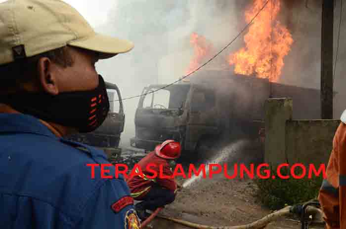 Truk Tangki Meledak di Tempat Penimbunan BBM, Tujuh Rumah Ludes Terbakar