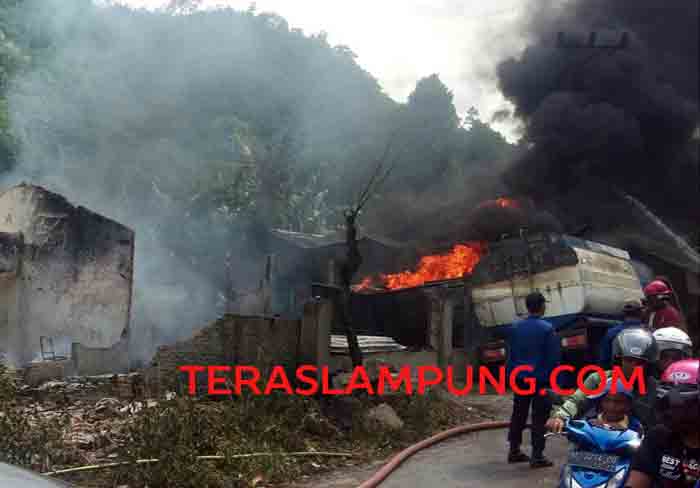 Tangki BBM Meledak, Percikan Solar Timpa Rumah Warga Seperti Hujan dan Jadi Api