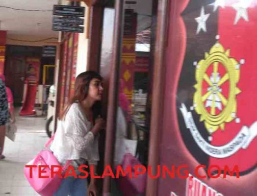 Caca Serahkan Bukti Kekerasan Andika Eks Vokalis Kangen Band ke Polisi