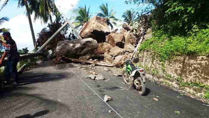 Tertutup Longsoran Batu-Batu Besar, Arus Lalu Lintas Jalinbar Macet Total