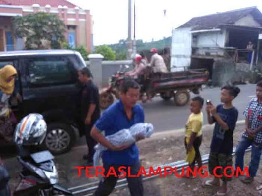 Bayi Malang Ini Meninggal setelah Tertimpa Terpal Plastik yang Terbakar