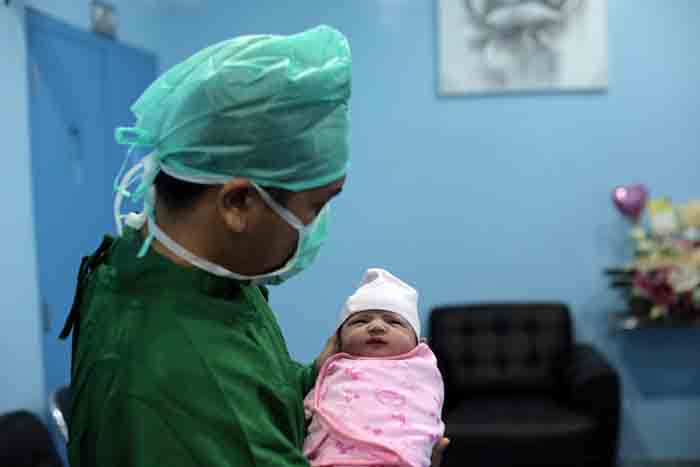 Persalinan Lancar, Bayi Perempuan Aprilani Yustin Ficardo Berbobot 3,5 Kg