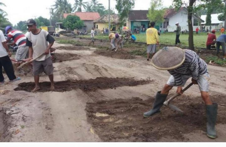 Sering Dilalui Truk Pengangkut Pasir, Jalan “Onderlaag” Desa Sumur Kucing Cepat Rusak