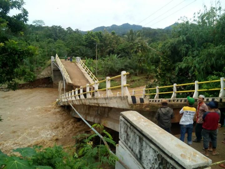 Jembatan di Desa Tanjung Riang – Lampung Utara Ambrol