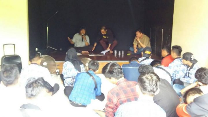 Puluhan Pelajar dan Guru SMAN Pancajaya Mesuji Belajar Proses Kreatif di Lamban Sastra Isbedy Stiawan ZS