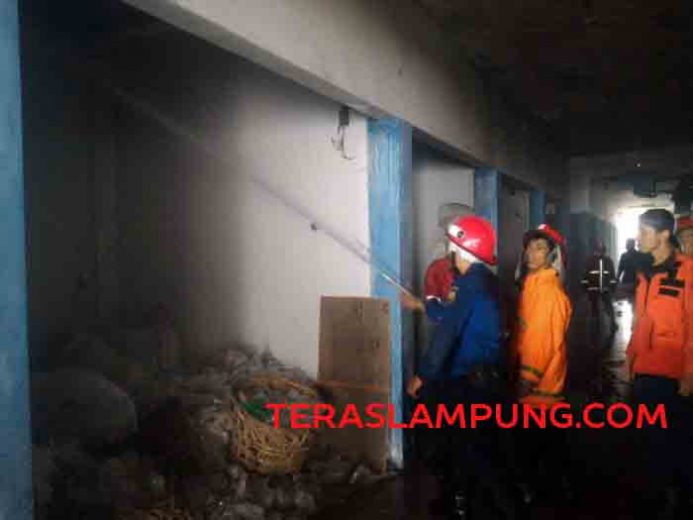 Lantai Dua Pasar Tugu Bandarlampung Dilalap Si Jago Merah