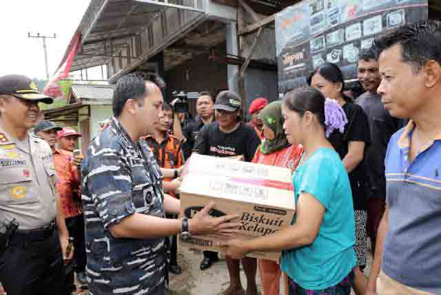 Gubernur Ridho Serahkan Bantuan untuk Korban Banjir di Padang Cermin