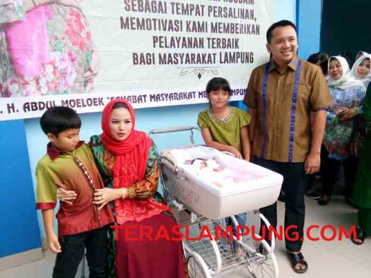 Pulang dari RSUAM, Bayi Cantik Aprilani Yustin Diberi Nama Aisha Ratu Meidina Ficardo