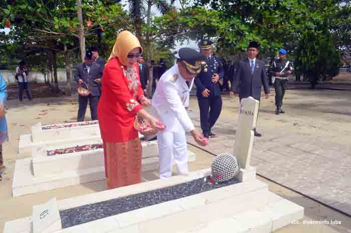 HUT Kabupaten Tulangbawang, Bupati Hanan Rozak dan Wabup Heri Wardoyo Ziarah ke Makam Pahlawan