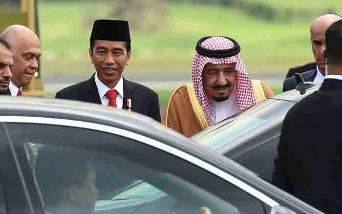 Presiden Jokowin Sambut Hangat Raja Salman di Bawah Tangga Pesawat