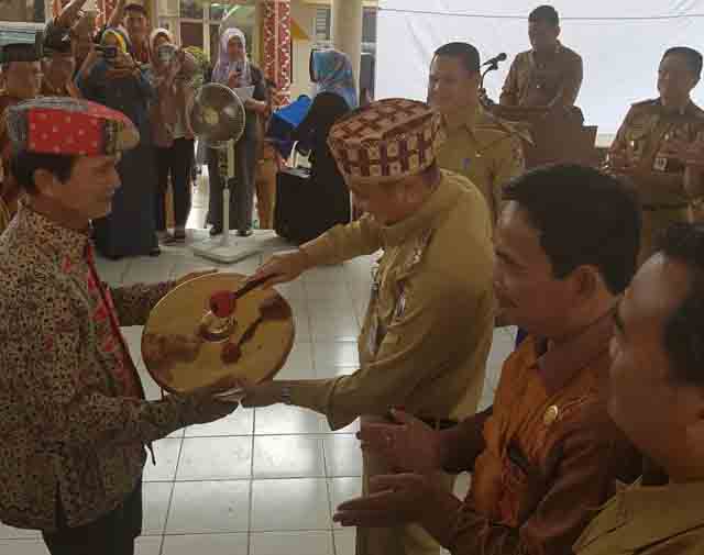 Bupati Lampura Serahkan Alat Musik Tradisional untuk Warga Abung Timur