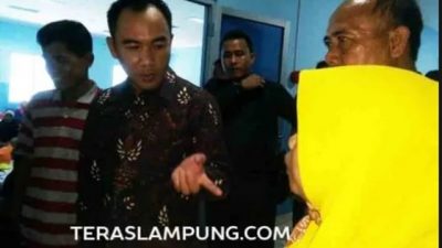 Bupati Way Kanan Jenguk Wartawan Senior Sutarman di RSU Abdoel Moeloek