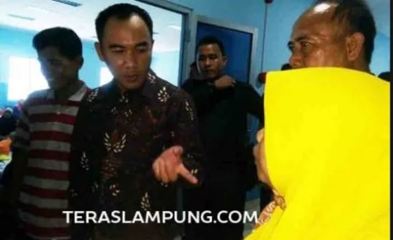Bupati Way Kanan Jenguk Wartawan Senior Sutarman di RSU Abdoel Moeloek