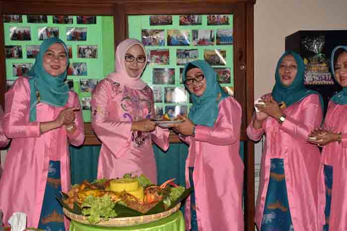 Potong Tumpeng dalam Peringatan Dekranasda Lampung Utara