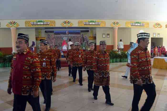 Festival Megou Pak, Para Pejabat Pemkab Tulangbawang Meriahkan Peragaan Busana Lokal