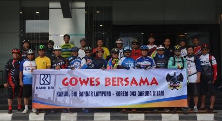 Bagian Keuangan Korem Gatam Gowes Bersama Karyawan BRI Tanjungkarang