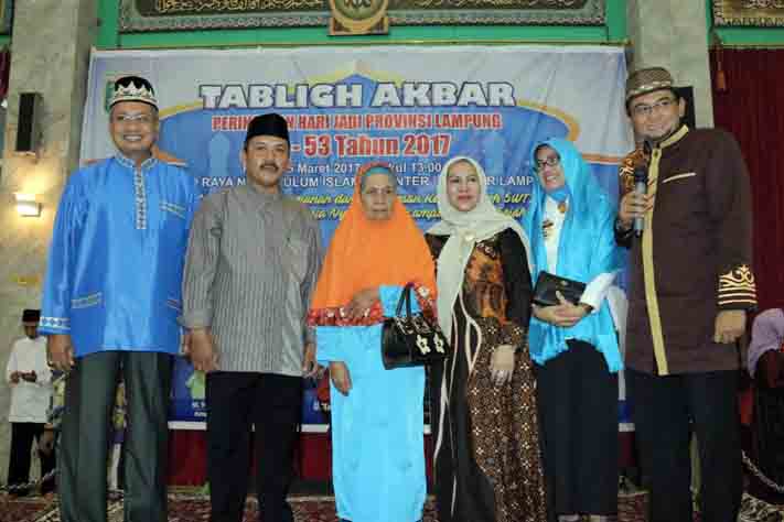 Tablig Akbar, Pemprov Serahkan 800 Paket Bantuan dan Dua Hadiah Umrah