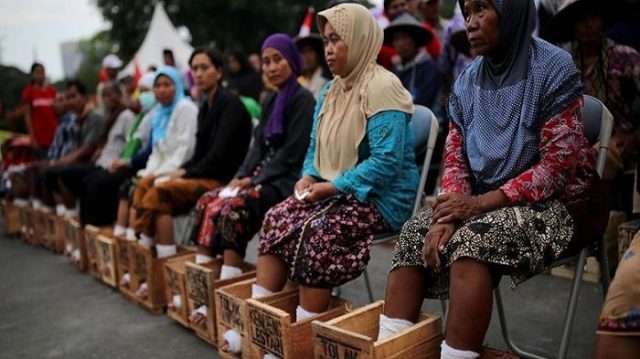 Perempuan Pengunjuk Rasa yang Menyemen Kakinya di Depan Istana Meninggal di Rumah Sakit