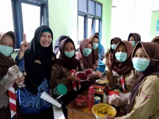 Lomba Membuat Makanan Tradisional Warnai HUT Lampung di SMPN 2