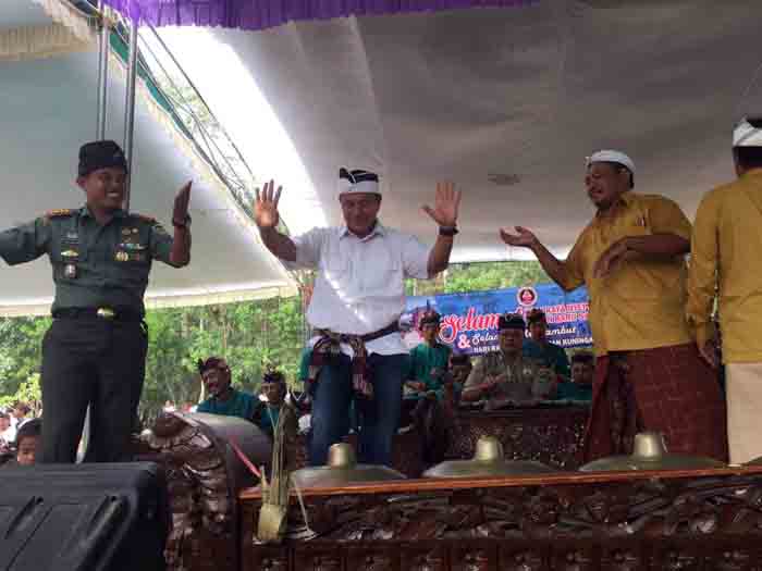 Bupati Lampung Tengah pun Turut Menari pada Acara Melasti