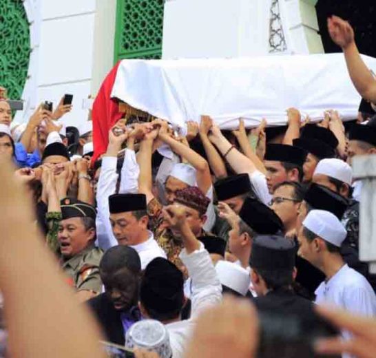 Wapres Jusuf Kalla Pimpin Pemakaman K.H. Hasyim Muzadi Secara Militer