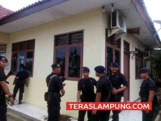 Ratusan Brimobda Lampung Senjata Lengkap Amankan Polsek Tegineneng
