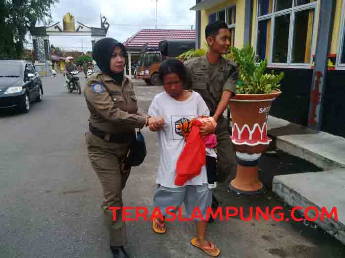 Perempuan Alami Gangguan Jiwa Diamankan dari Depan Kantor Pemkab Lampura