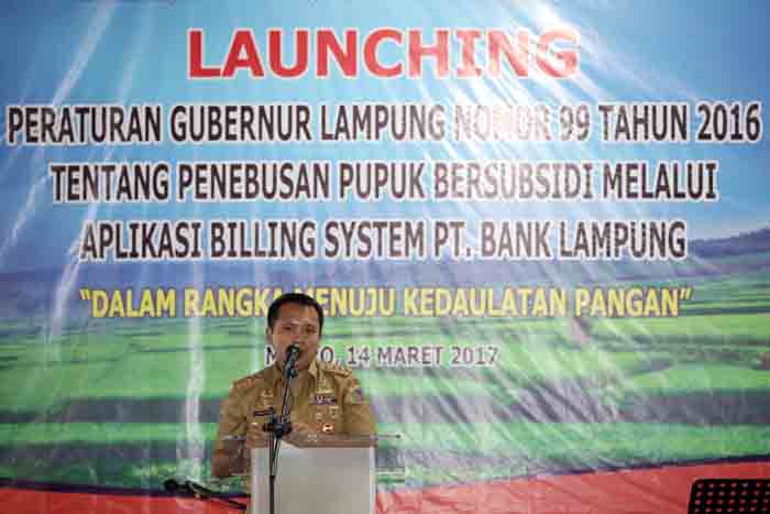 Gubernur Ridho Resmikan Penebusan Pupuk Bersubsidi Lewat Bank