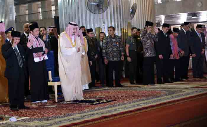 Raja Salman Shalat Tahiyatul Masjid di Masjid Istiqlal