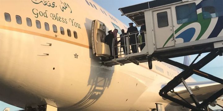 Eskalator Khusus Macet, Raja Salman Turun Pesawat di Bandara Ngurai Rai dengan Eskalator Portabel