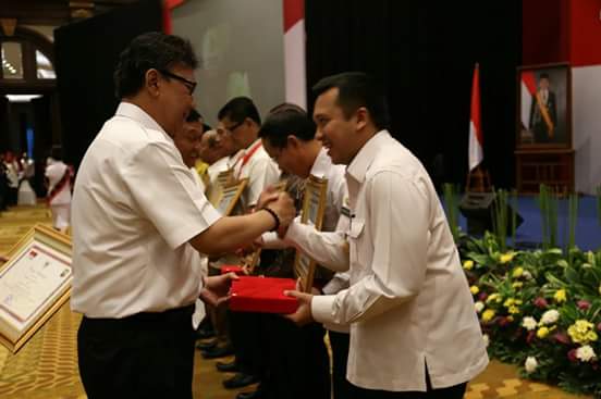 Gubernur Ridho Terima Penghargaan dari Kemendagri