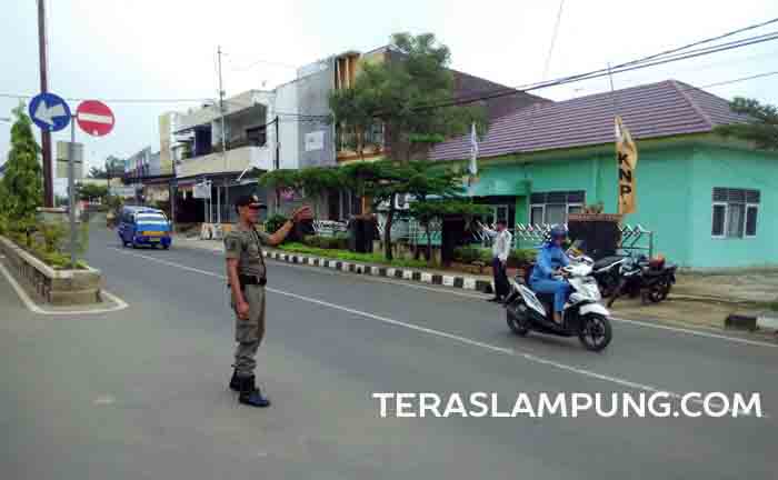 Puluhan Anggota Sat Pol PP Lampura Bantu Atur Arus Lalu Lintas pada Jam Sibuk
