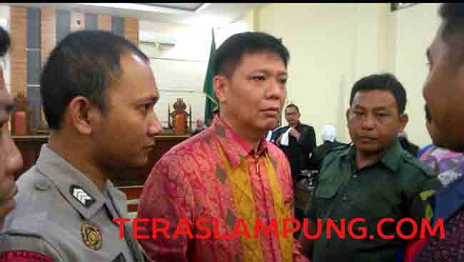 Sidang Perdana Bupati Nonaktif Bambang Kurniawan, Ruang Sidang Dipadati Kerabat dan Pendukung
