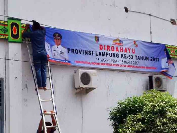 Spanduk Dipasang Ketika HUT Lampung Sudah Lewat