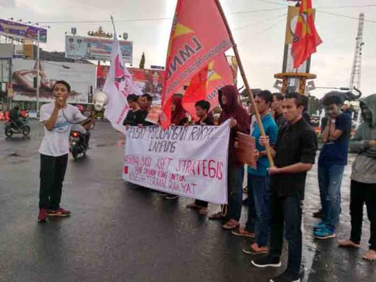 Soroti Soal Freeport, Mahasiswa-Pemuda Unjuk Rasa di Bundaran Tugu Adipura