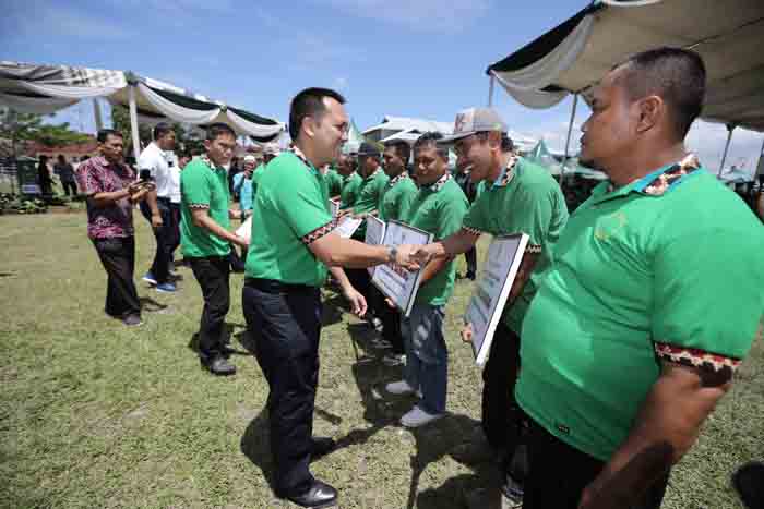 Gubernur Ridho Gelontorkan Bantuan Rp 6,8 M untuk Para Petani