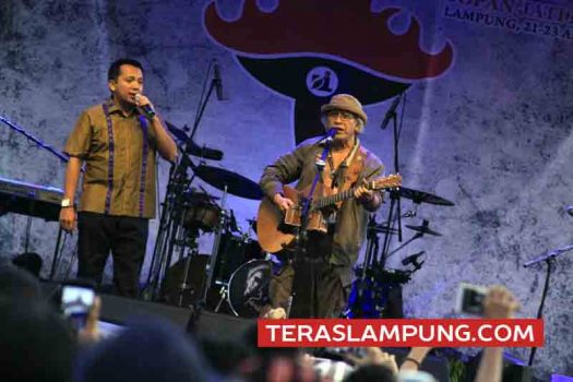 Gubernur Ridho Ficardo Duet dengan Iwan Fals di Panggung Konser