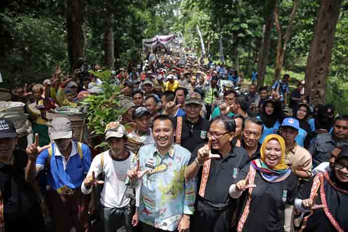 Gubernur Ridho Ikut “Ngunduh Damar” dalam Pembukaan Festival Teluk Stabas 2017